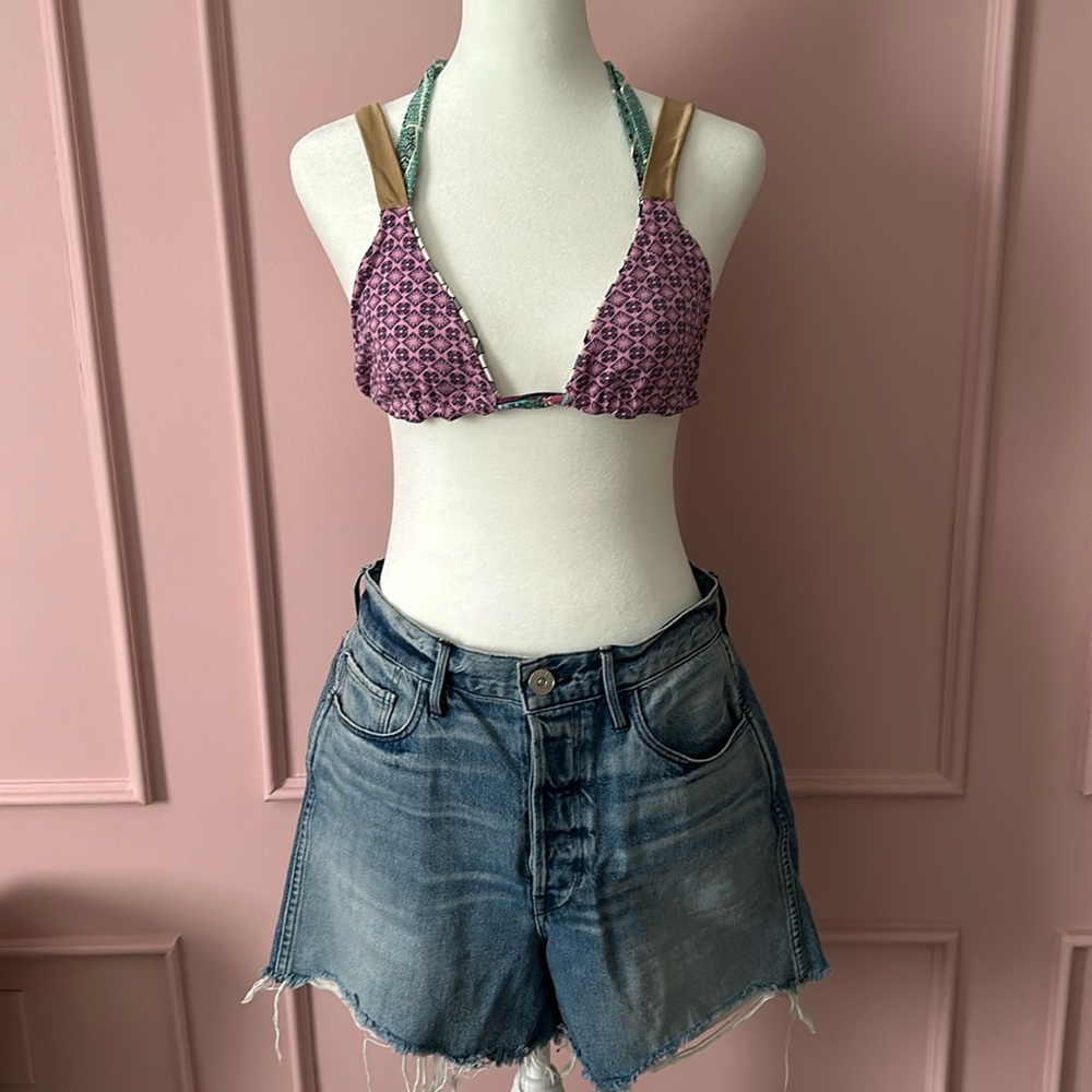 Jean shorts with distressed hem